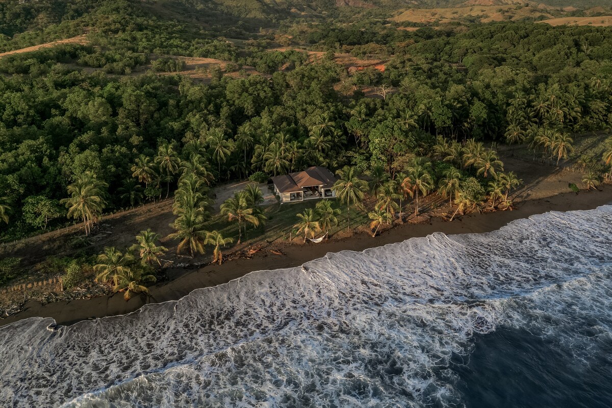 Casa Zola vista aérea entre la selva y el mar