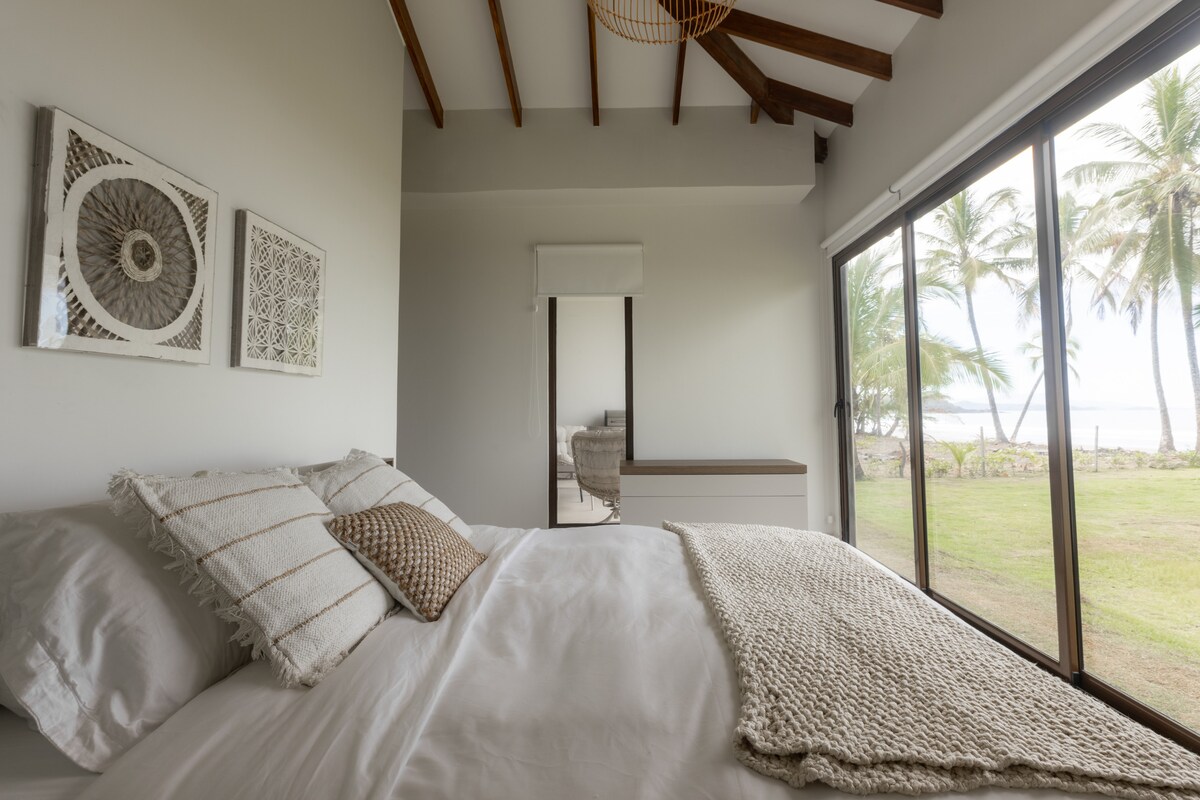 Habitación 2, cama King con vista al Pacífico